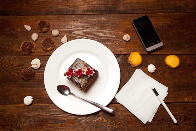 Schokoladen-Dessert-Papiernotizen im Kaffeetisch des Cafés