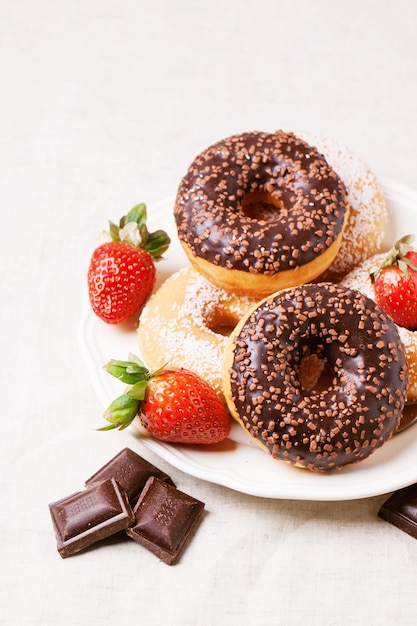 Schokoladen Donuts mit frischen Erdbeeren