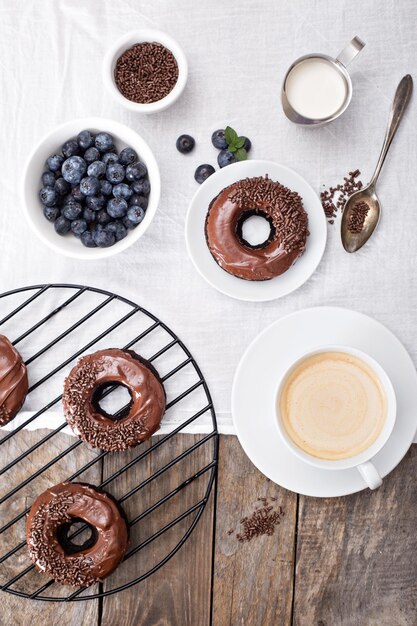 Foto schokoladen donuts mit kaffee und blaubeeren