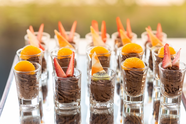 Schokoladen-Elch-Topping mit frischem Obst- und Butterkuchen in einer Reihe vom Buffet