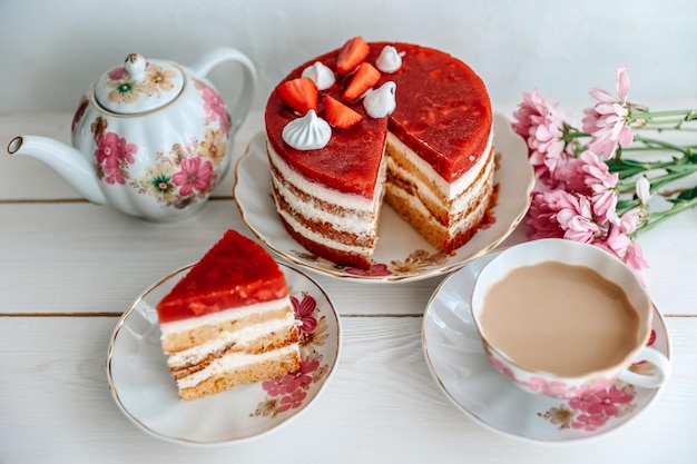 Schokoladen-Erdbeer-Joghurt-Kuchen mit frischen Früchten auf Holztisch dekoriert Köstlicher und süßer rosa Erdbeerkuchen für Valentinstag oder Geburtstagsfeier Hausgemachtes Bäckereikonzept