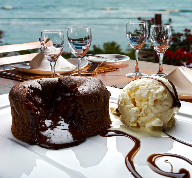 Schokoladen-Fondant-Lava-Kuchen, kleine Torte, am Strand