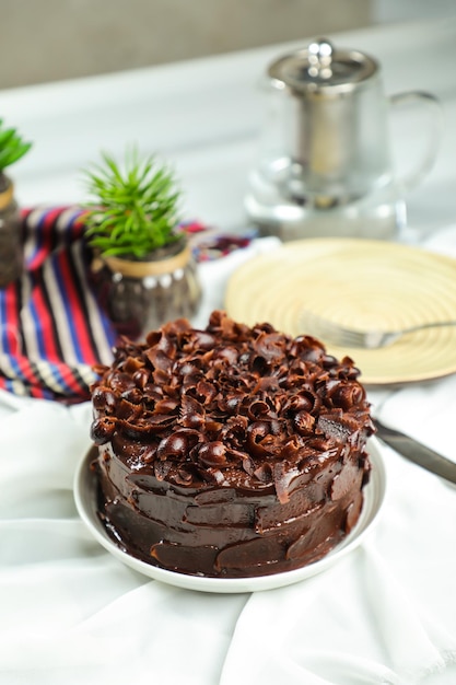 Schokoladen-Fudge-Kuchen serviert auf dem Essenstisch, Draufsicht, Café, Back-Dessert