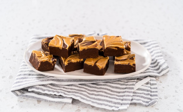 Schokoladen-Fudge mit Erdnussbutterwirbel