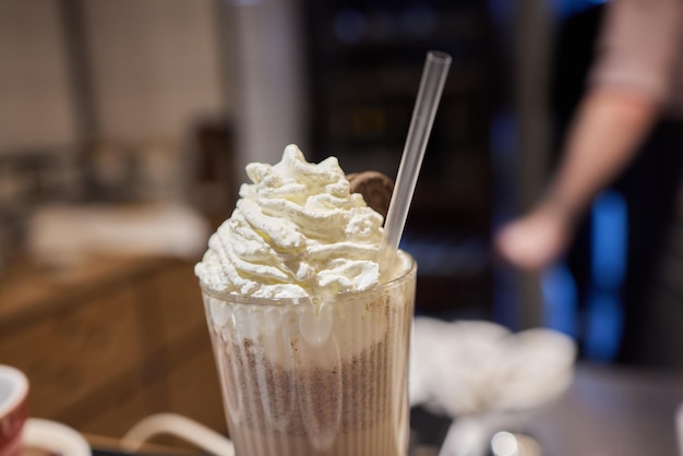 Schokoladen-Genuss-Zuckerguss-Exreme-Milchshake mit Donut und Süßigkeiten, verrückte Freakshake-Kopie des Food-Trends