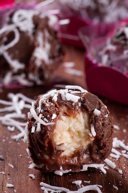 Schokoladen-Gourmet-Brigadier mit Kokosnuss. Typisch brasilianische Süßigkeit.