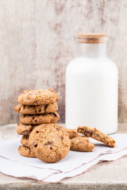 Schokoladen-Haferflocken-Chip-Kekse mit Milch