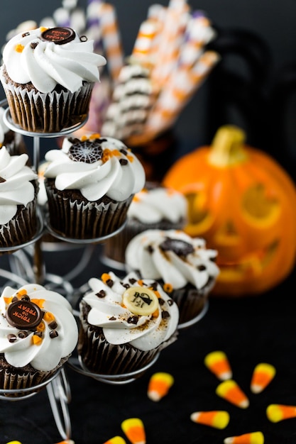 Schokoladen-Halloween-Cupcakes mit weißer Buttercreme-Glasur und Schokoladenraspeln obenauf.