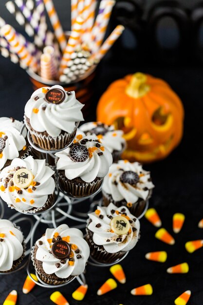 Schokoladen-Halloween-Cupcakes mit weißer Buttercreme-Glasur und Schokoladenraspeln obenauf.