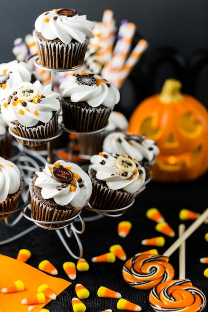 Schokoladen-Halloween-Cupcakes mit weißer Buttercreme-Glasur und Schokoladenraspeln obenauf.