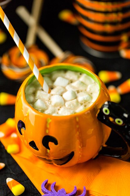 Foto schokoladen-halloween-cupcakes mit weißer buttercreme-glasur und schokoladenraspeln obenauf.