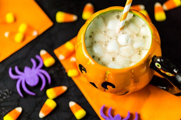 Schokoladen-Halloween-Cupcakes mit weißer Buttercreme-Glasur und Schokoladenraspeln obenauf.