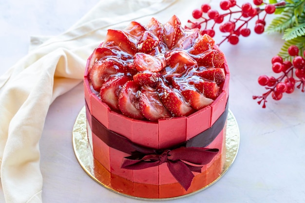 Schokoladen-Himbeer- und Erdbeer-Geburtstagstorte