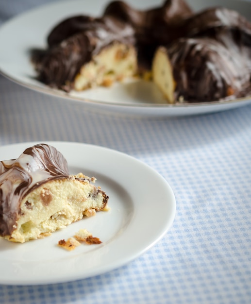 Schokoladen-Käsekuchen auf einem weißen Teller