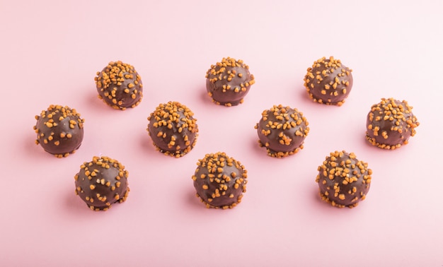 Schokoladen-Karamell-Ball-Bonbons mit Mandeln in einer Reihe