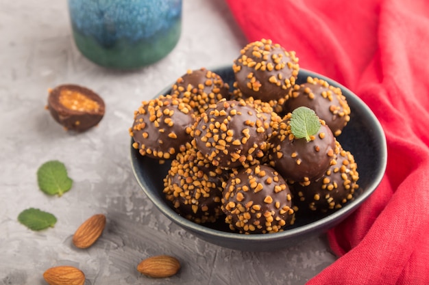 Schokoladen-Karamell-Ball-Bonbons mit Mandeln in einer Schüssel