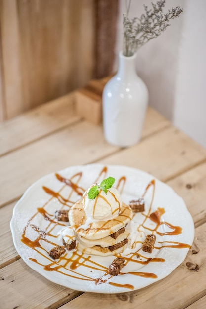 Schokoladen-Karamell-Brownies und Pfannkuchen