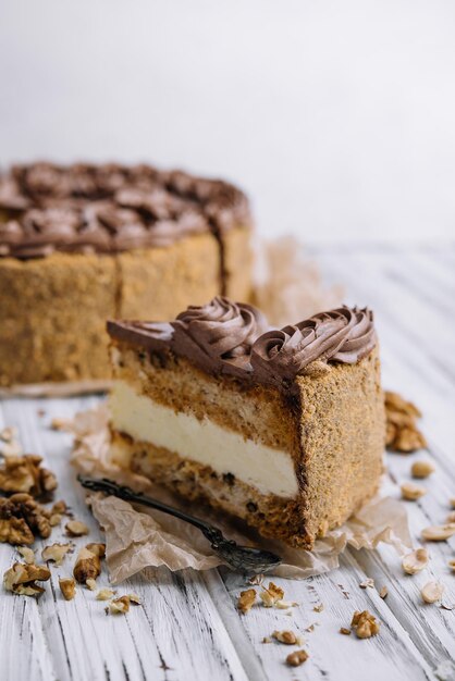 Schokoladen-Karamell-Erdnusskuchen auf Holz