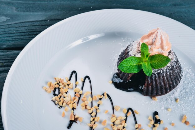 Schokoladen-Keks-Backen mit Eis-Dessert auf einer hölzernen Oberfläche Ansicht von oben Freier Platz für Ihren Text