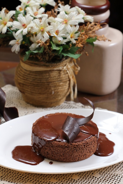 Foto schokoladen-kirsch-kuchen mit kaffee