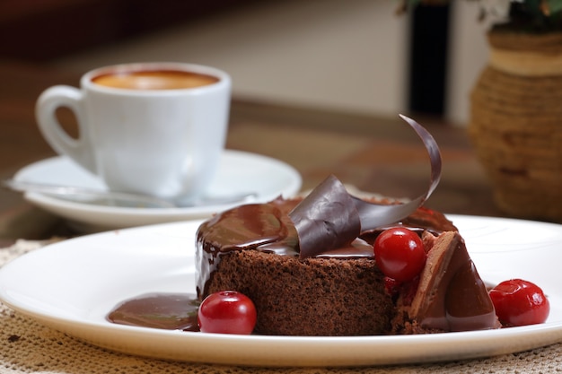 Schokoladen-Kirsch-Kuchen mit Kaffee