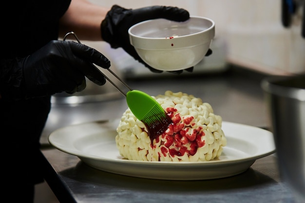 Schokoladen-Kürbis-Cupcake mit Zuckerguss in Form von selektivem Fokus des Gehirns aus der Serie lustiger H...