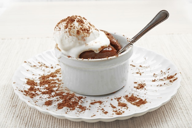 Schokoladen-Lava-Kuchen mit Eis auf dem Tisch