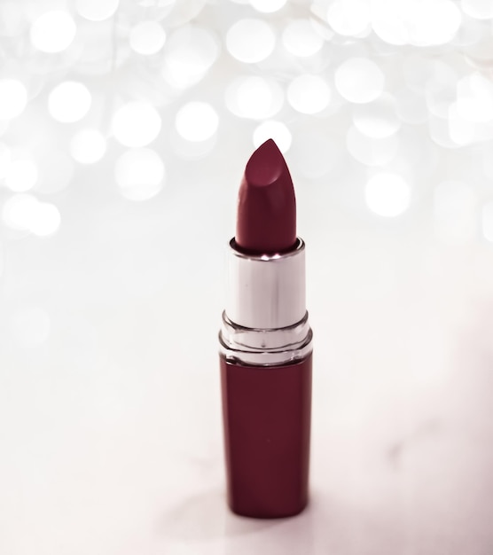 Schokoladen-Lippenstift auf Silber Weihnachten Neujahr und Valentinstag Urlaub Glitzer Hintergrund Make-up und Kosmetikprodukt für Luxus-Beauty-Marke