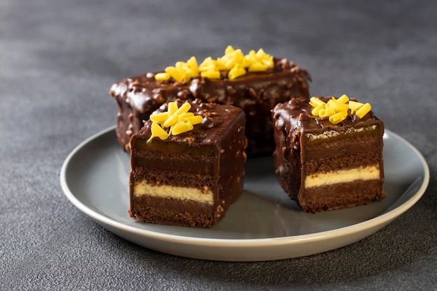 Schokoladen-Mandel-Brownie mit Mango und Maracuja-Marmelade überzogene Gourmet-Schokoladenglasur