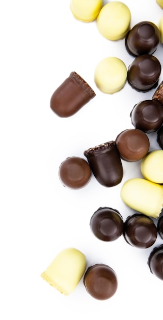 Schokoladen-Marshmallows lokalisiert auf weißem selektivem Fokus