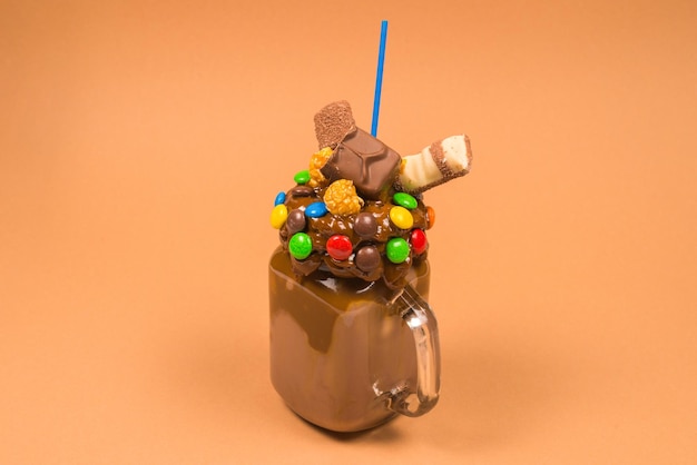 Schokoladen-Milchshake mit Schlagsahne-Keksen-Waffeln, serviert im Einmachglas Freak oder verrückter süßer Shake