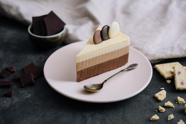 Schokoladen-Mousse-Kuchen auf Teller