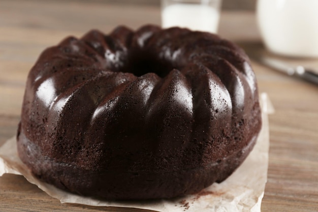 Schokoladen-Muffin-Kuchen auf dem Tisch