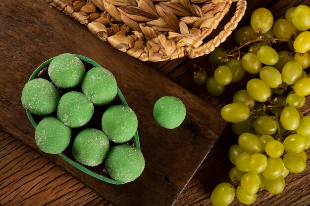 Schokoladen-Osterei gefüllt mit Traubenbonbons