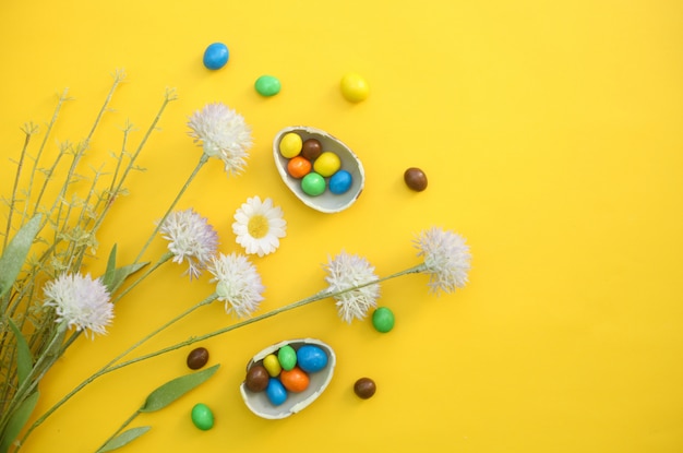 Schokoladen-Ostereier mit bunten Bonbons