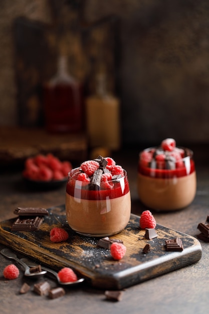 Schokoladen-Panna-Cotta mit Himbeergelee, Himbeeren und Schokoladenstücken