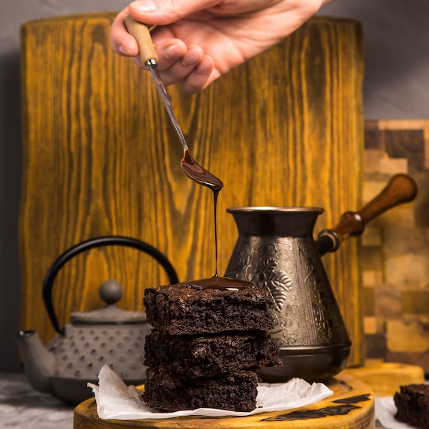 Schokoladen-Schokoladenkuchen-Nachtisch unter dunklen hölzernen Brettern