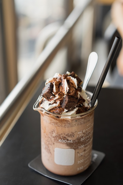 Schokoladen-Smoothie mit Schlagsahne, Schokoladen-Brownie und Soße.