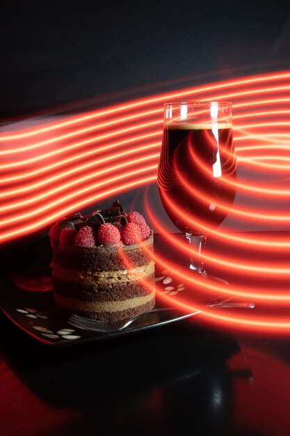 Foto schokoladen-stout mit kuchen auf dem tisch