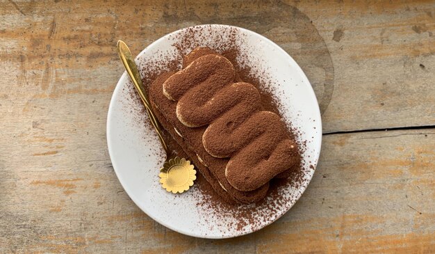 Schokoladen-Tiramisu serviert auf einem Holztisch