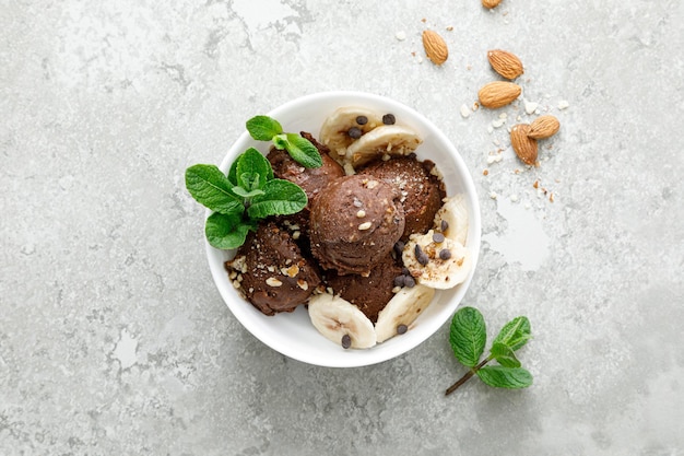 Schokoladen- und Bananenfruchteis mit Mandelnüssen, serviert in Schalen von oben