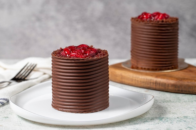 Schokoladen- und Himbeerkuchen Patisserieprodukte Schokoladenkuchen auf grauem Hintergrund Nahaufnahme