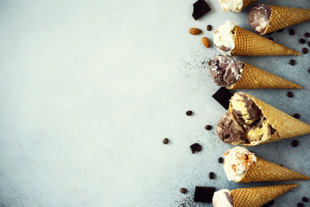 Schokoladen- und Kaffeeeiscreme im Waffelkegel mit Kaffeebohnen.