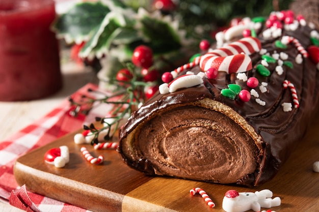 Schokoladen-Weihnachtsklotz-Weihnachtskuchen auf einem Holzbrett