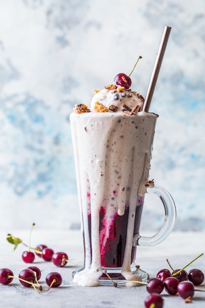 Schokoladen-Zuckerguss-Milchshake mit Süßigkeiten