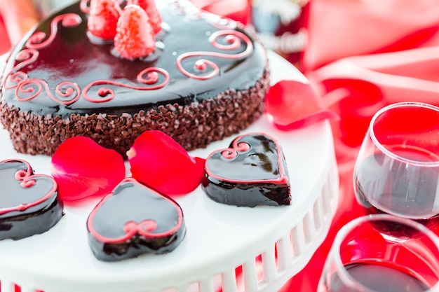 Schokoladenbier und Weinpaarungen. Raspbeverly Flourless Cake mit Zinfandel-Wein zum Valentinstag.
