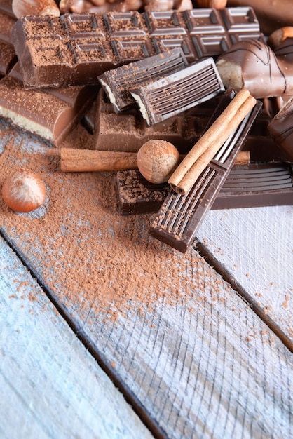 Schokoladenbonbons mit Pulver auf Holzhintergrund