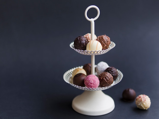 Foto schokoladenbonbons platziert auf stand