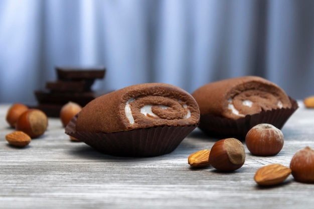 Schokoladenbrötchen mit Haselnüssen und Mandeln