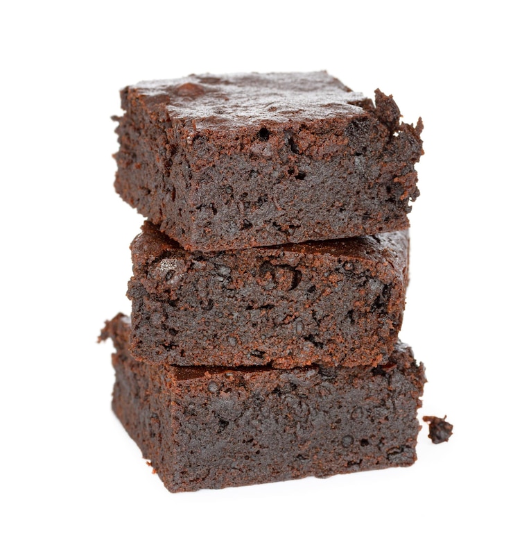 Foto schokoladenbrownie-kuchen auf weißem hintergrund